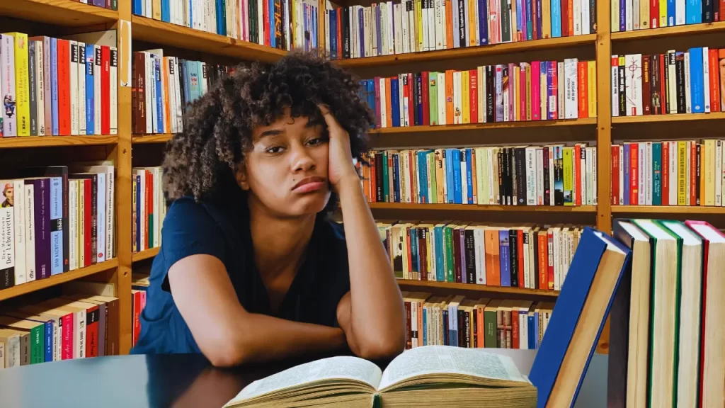 Pessoa sem curiosidade, rodeada de livros fechados, ilustrando hábitos que limitam a inteligência segundo a IA