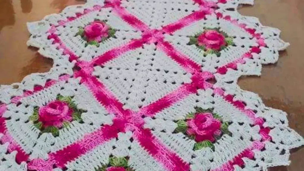 Caminho de mesa em flores branco e rosa