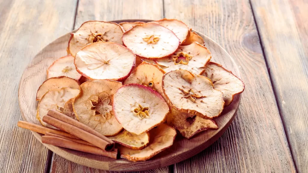 Chips doces de maçã com canela