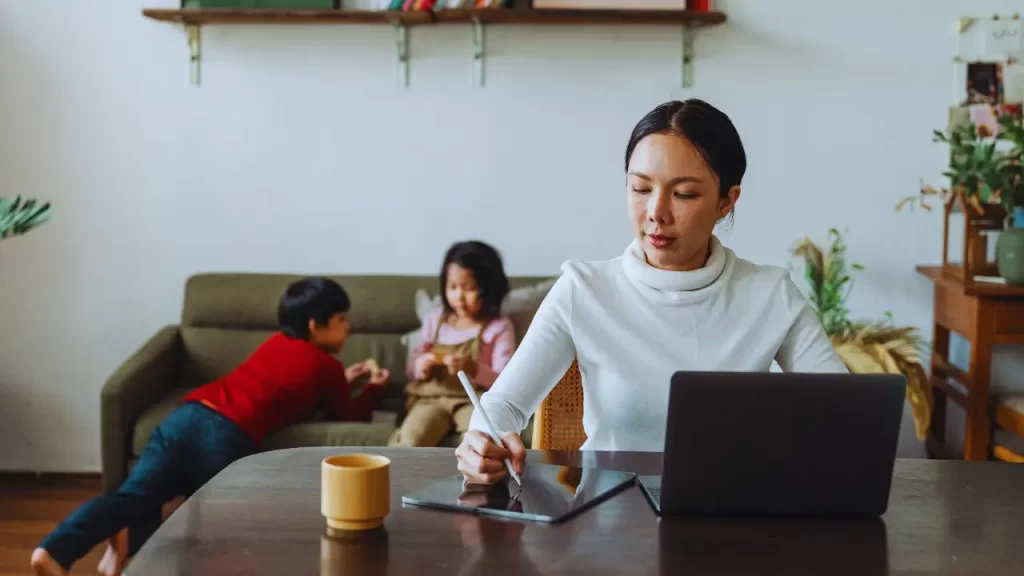 Desafios e oportunidades de teletrabalho e home office: conciliação entre trabalho e vida pessoal.