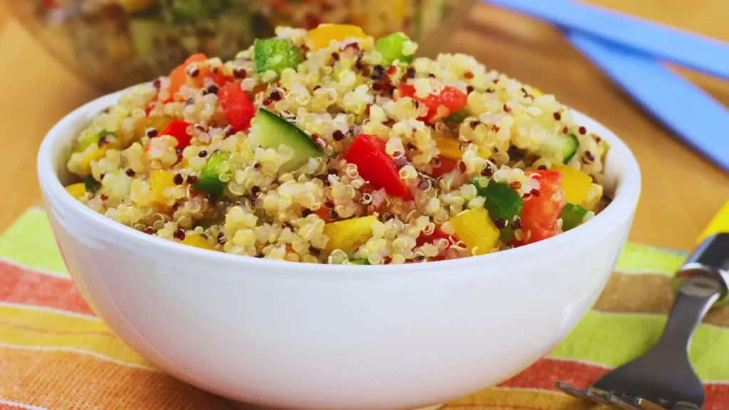 3. Marmita Vegetariana com Quinoa e Legumes Salteados, em Marmitas Fitness Rápidas.