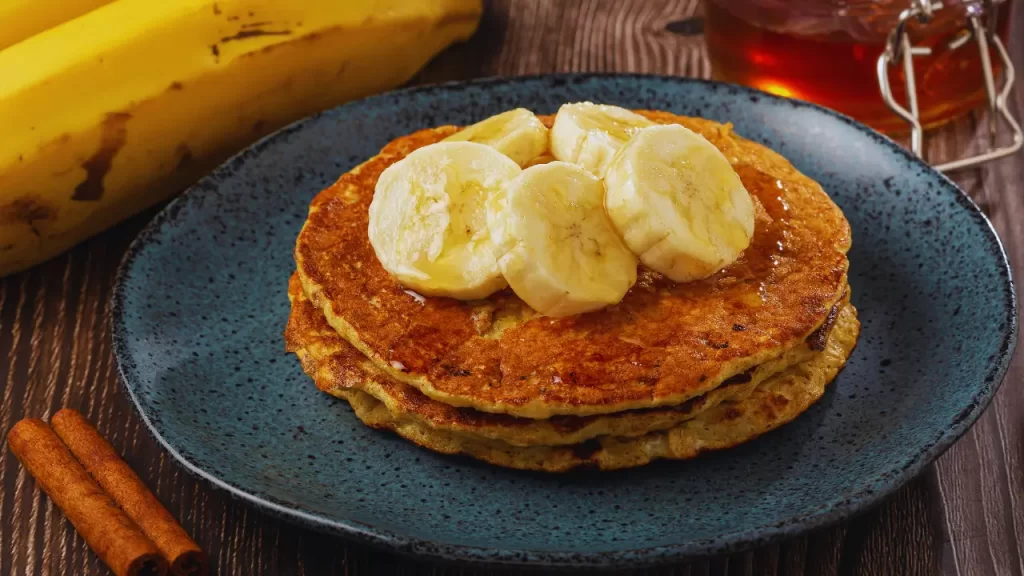 Panqueca de aveia e banana como alternativa saudável e rápida para o café da manhã fitness.