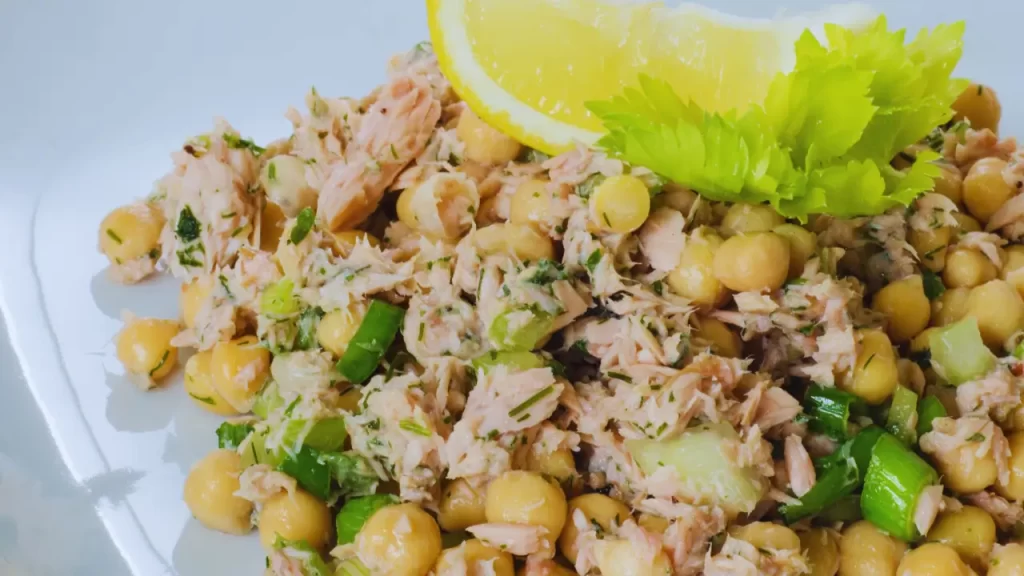 Marmita de Salada de Grão-de-Bico com Atum, tem nas receitas de marmitas fetnees rápidas