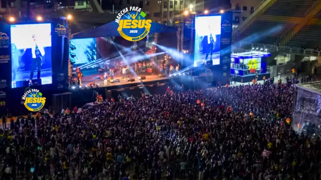 Banda gospel se apresentando no palco da Marcha para Jesus 2025, com fiéis louvando e celebrando.