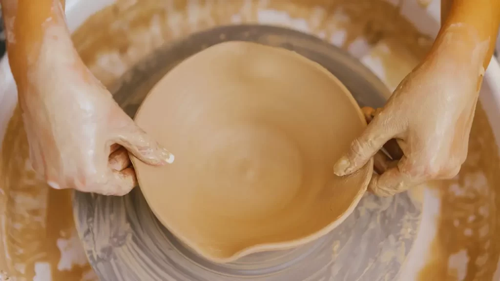 mãos modelando tigela de massa de cerâmica fria