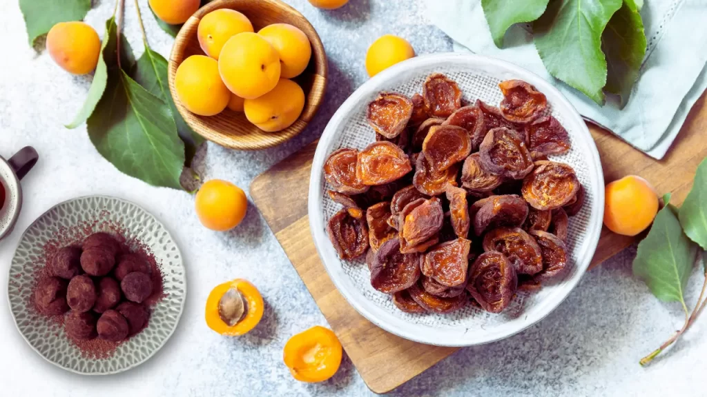 Trufas energéticas de cacau e tâmaras, uma receita simples e saudável para snacks rápidos.