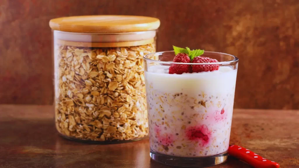 Overnight oats com frutas vermelhas, uma opção prática e nutritiva para o café da manhã fitness.