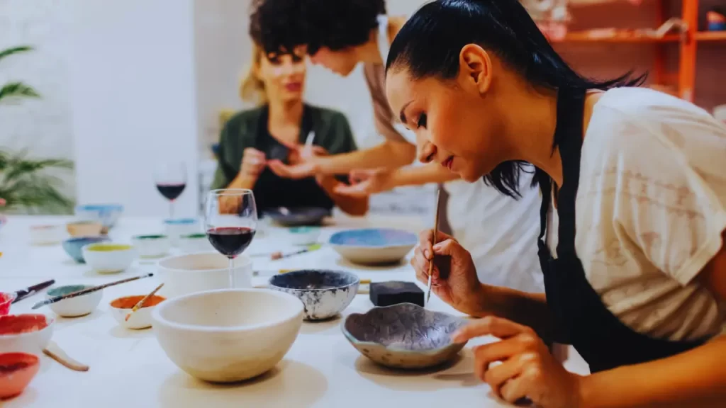 Empreendedores fabricando peças de cerâmica