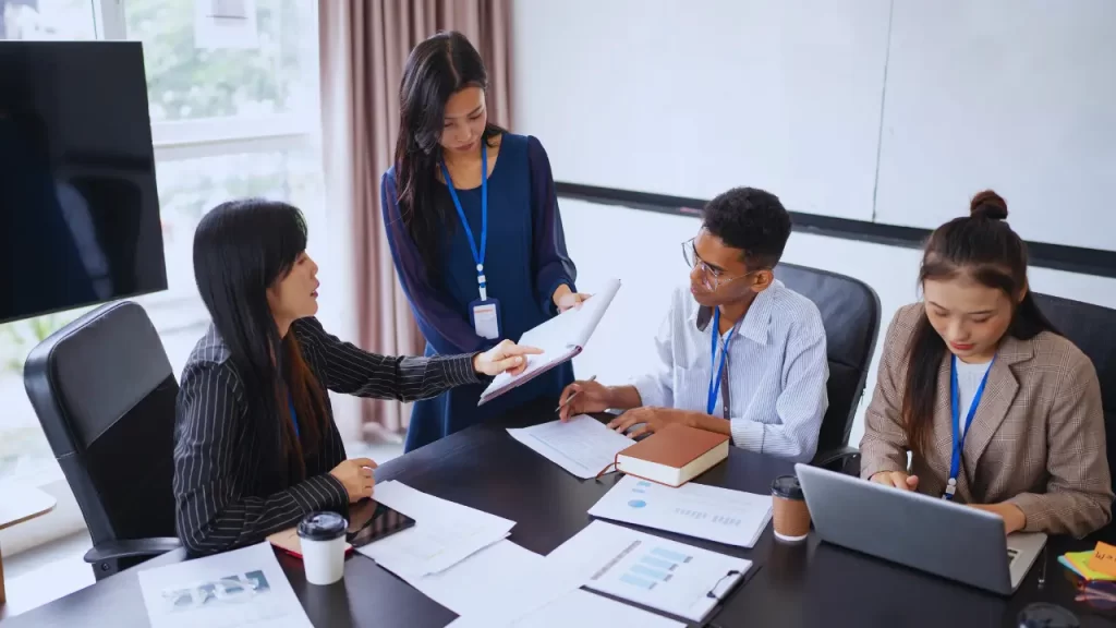 Gestores em treinamento sobre empatia e saúde emocional no ambiente de trabalho