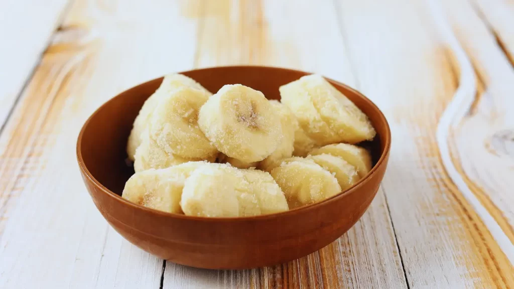 Banana madura congelada, ideal para smoothies e receitas saudáveis