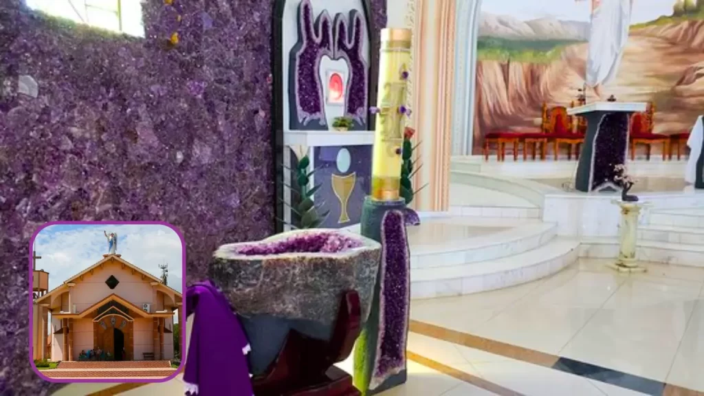 Capela subterrânea com altar iluminado por cristais de ametista