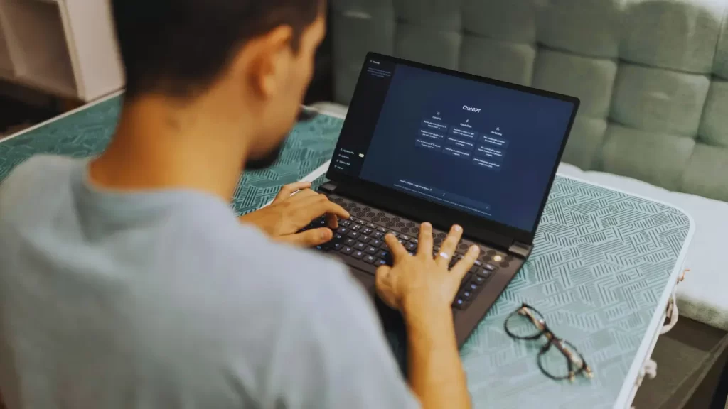 Interface do ChatGPT mostrando exemplo de prompt para freelancers
