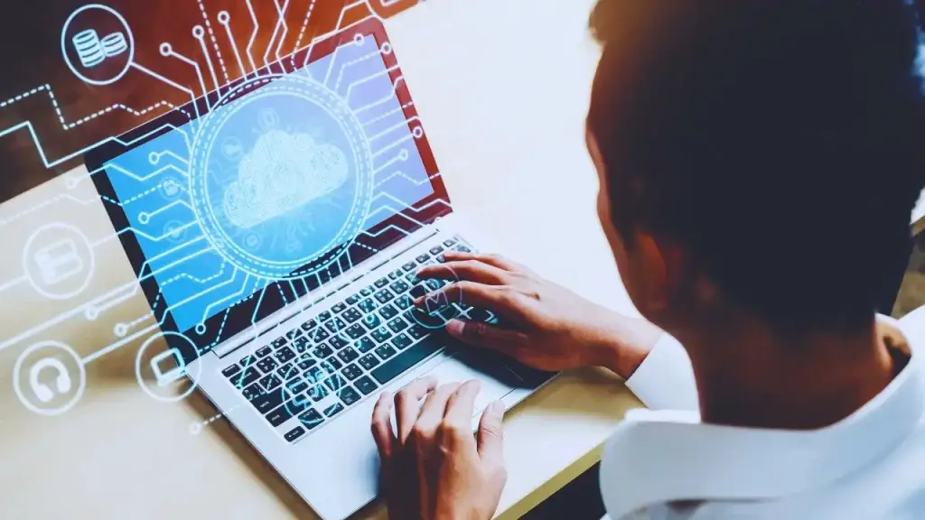 Criador de conteúdo sentado em mesa moderna analisando gráficos de redes sociais.