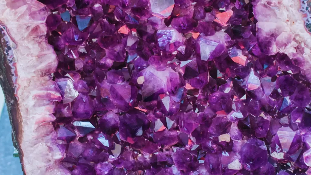 Ametista bruta com cristais violetas intensos, encontrada em mina gaúcha