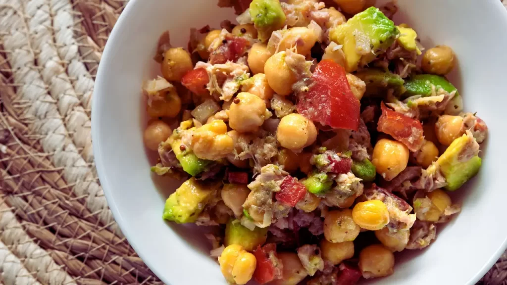 Salada verde, abacate com grão de bico