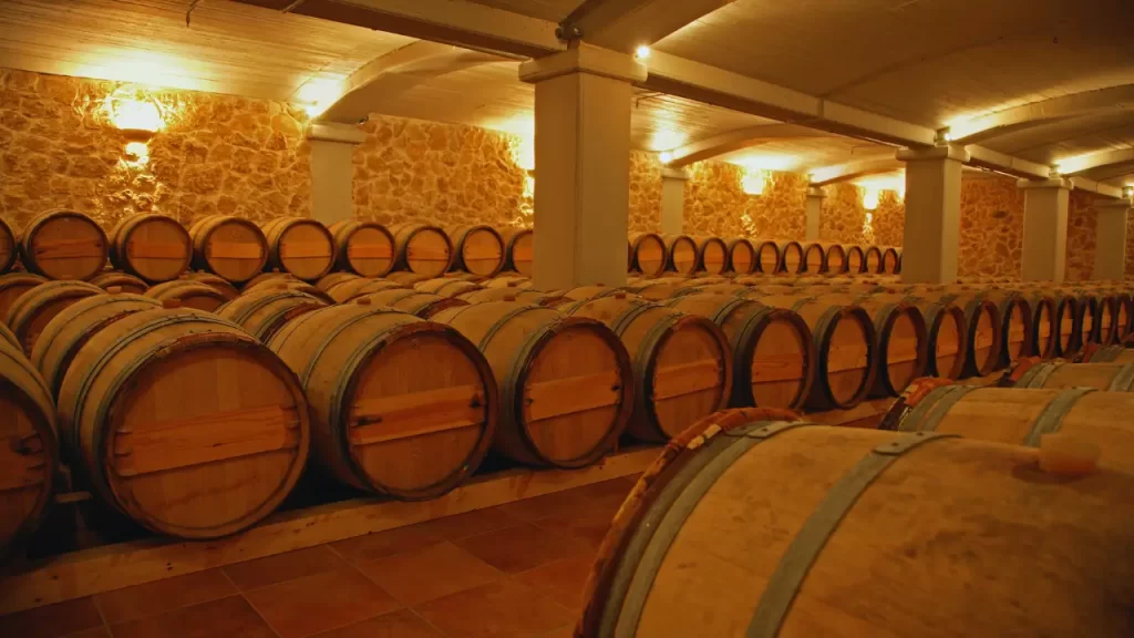 Vinícola dentro de uma mina de ametista, com barris de vinho e pedras nas paredes