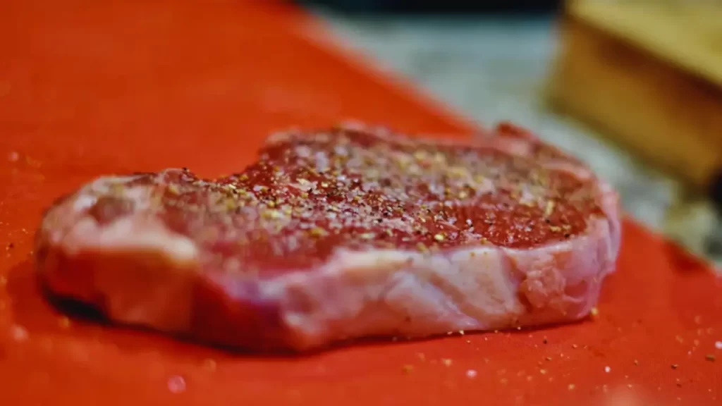Corte de carne em bife, para receita de bife acebolado da vovó.