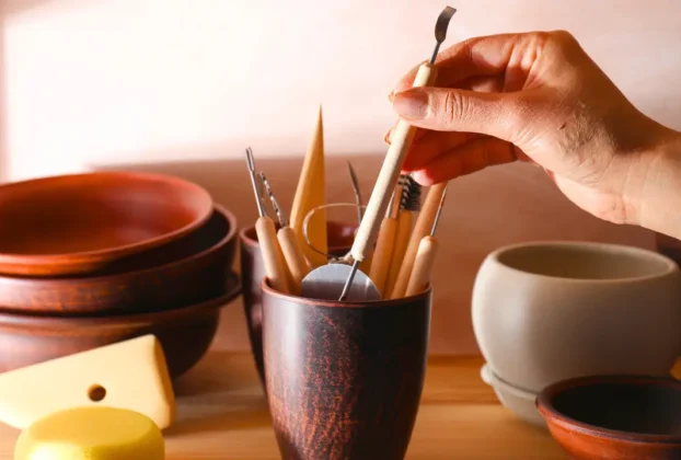 Bancada com peças e materiais de cerâmica fria para iniciantes