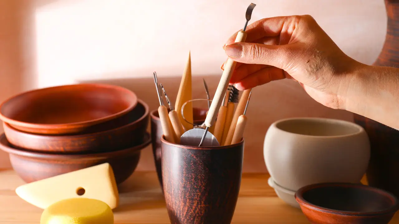 Bancada com peças e materiais de cerâmica fria para iniciantes