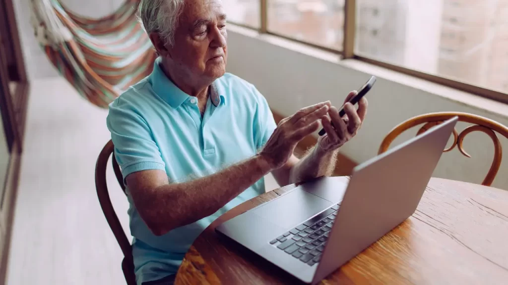 Fraude no Inss, aposentado conferindo extrato de ressarcimento.