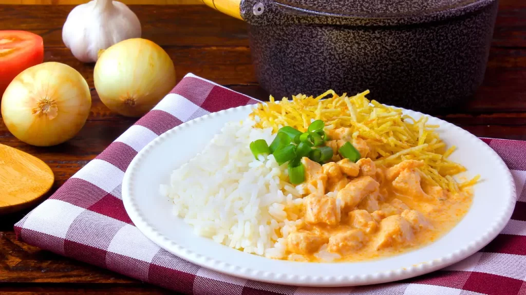 Estrogonofe de Frango Cremoso, versão mais light de Estrogonofe de Carne Cremoso