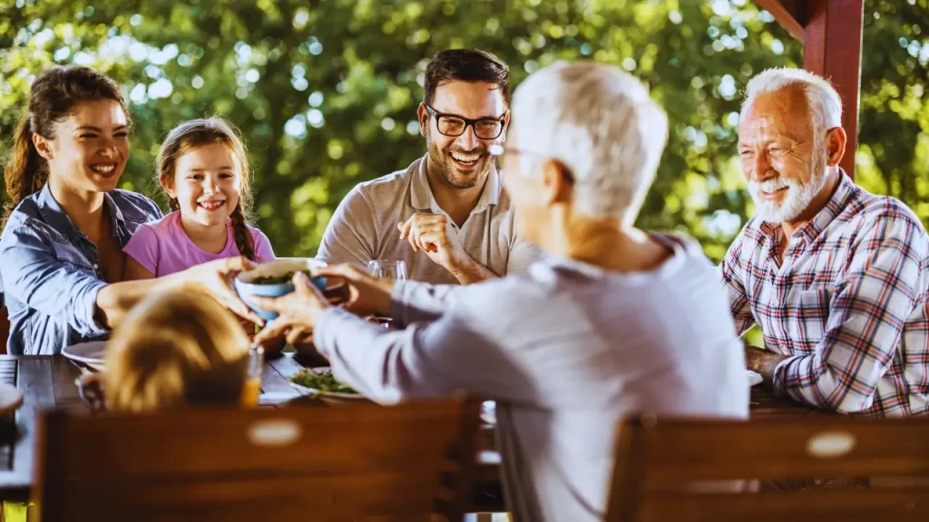 Familia reunida feliz em almoço