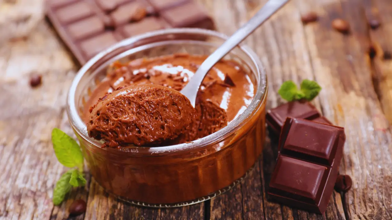 Receitas com chocolate para celebrar o Dia Mundial do Chocolate com criatividade, mousse de chocolate