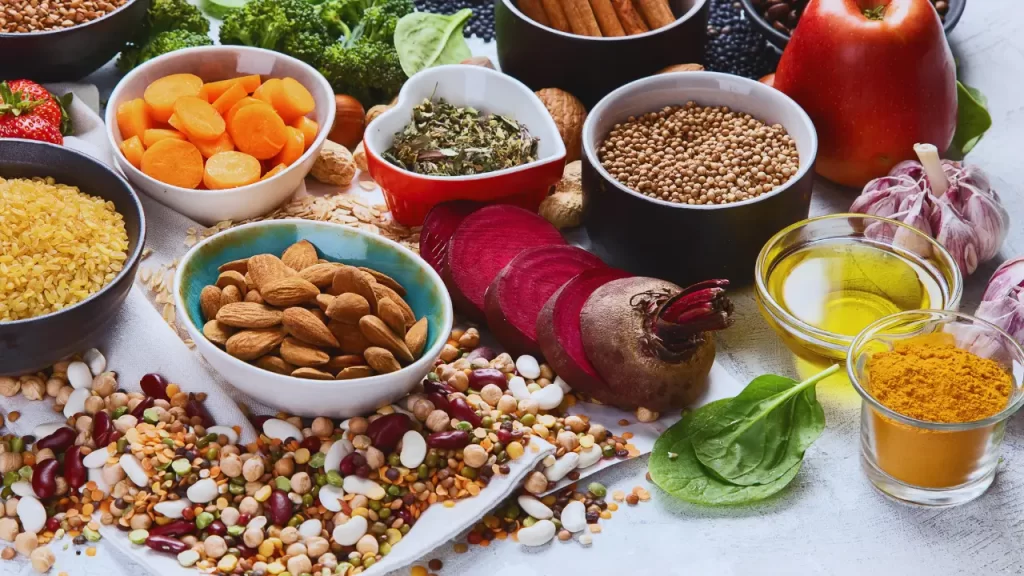 Alimentos naturais que limpam o fígado e promovem saúde hepática.