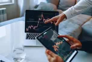 Profissões impactadas pela IA em 2025 com automações e dados na tela.