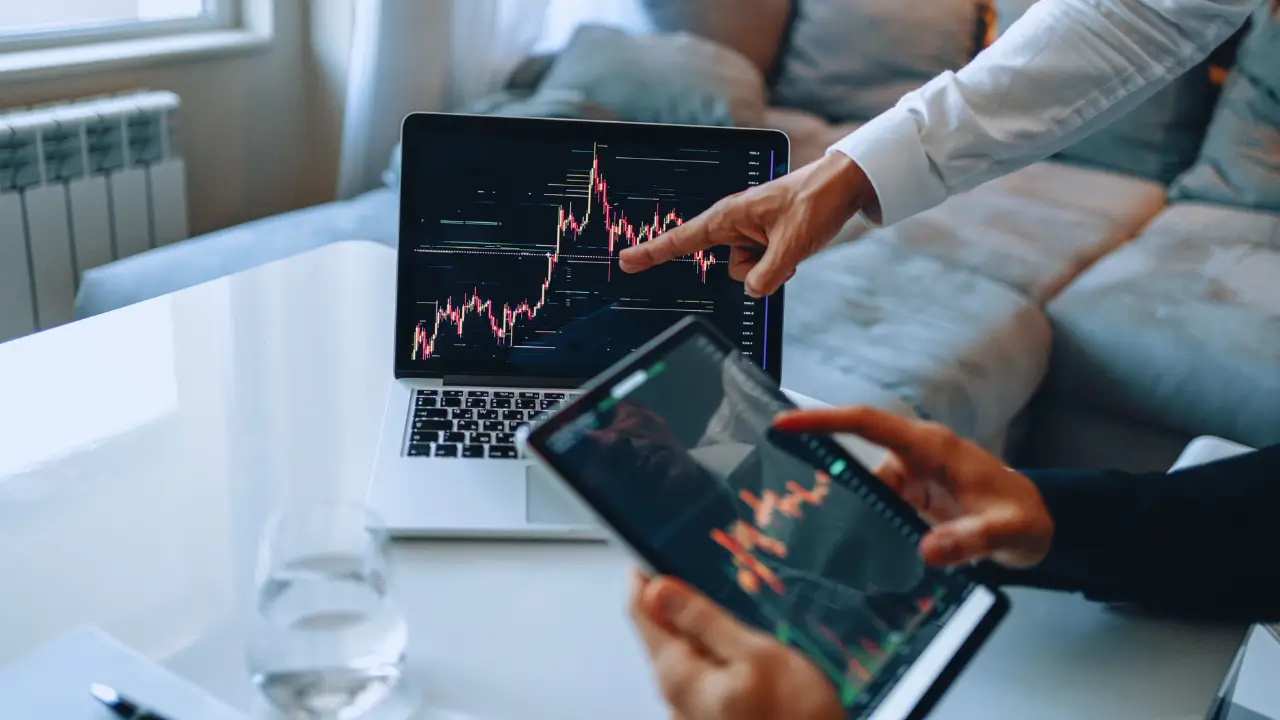 Profissões impactadas pela IA em 2025 com automações e dados na tela.