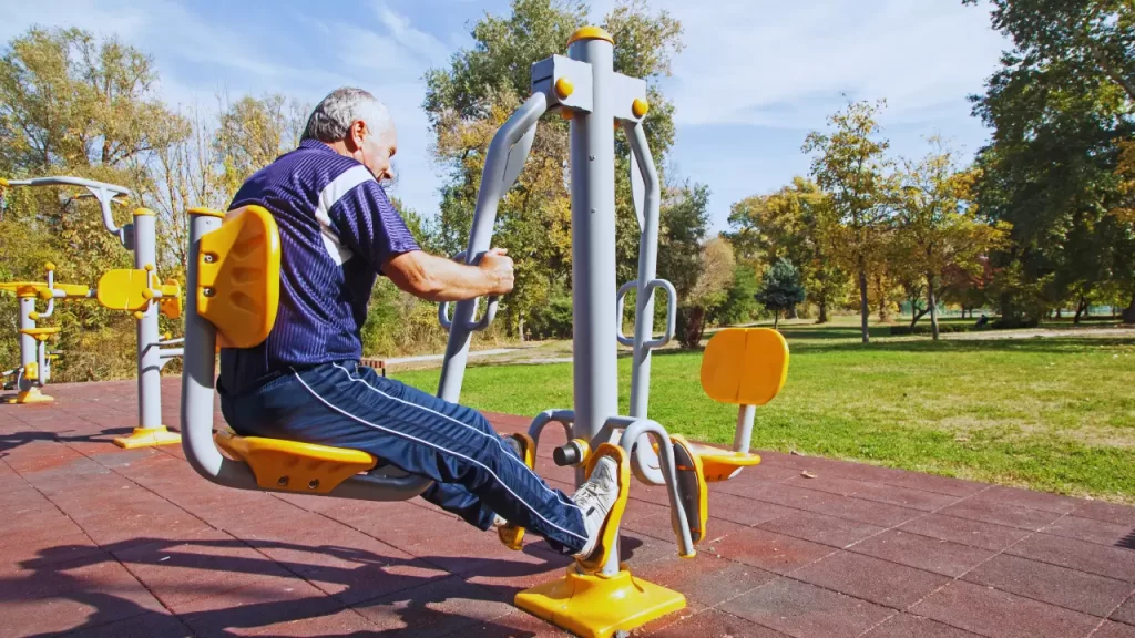 Homem fazendo exercícios ao ar livre, mais versatilidade nos treinos.