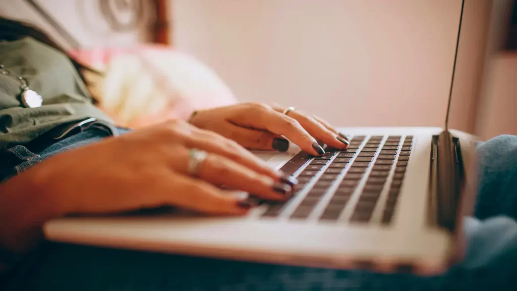 Ana fazendo renda extra na internet em casa