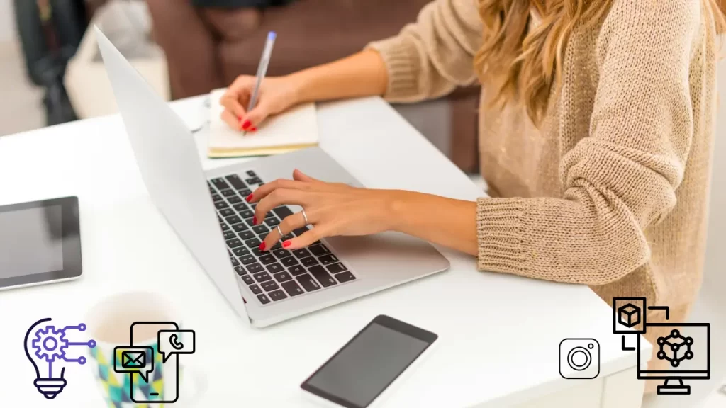 Profissional freelancer digitando em notebook para fazer renda extra na internet