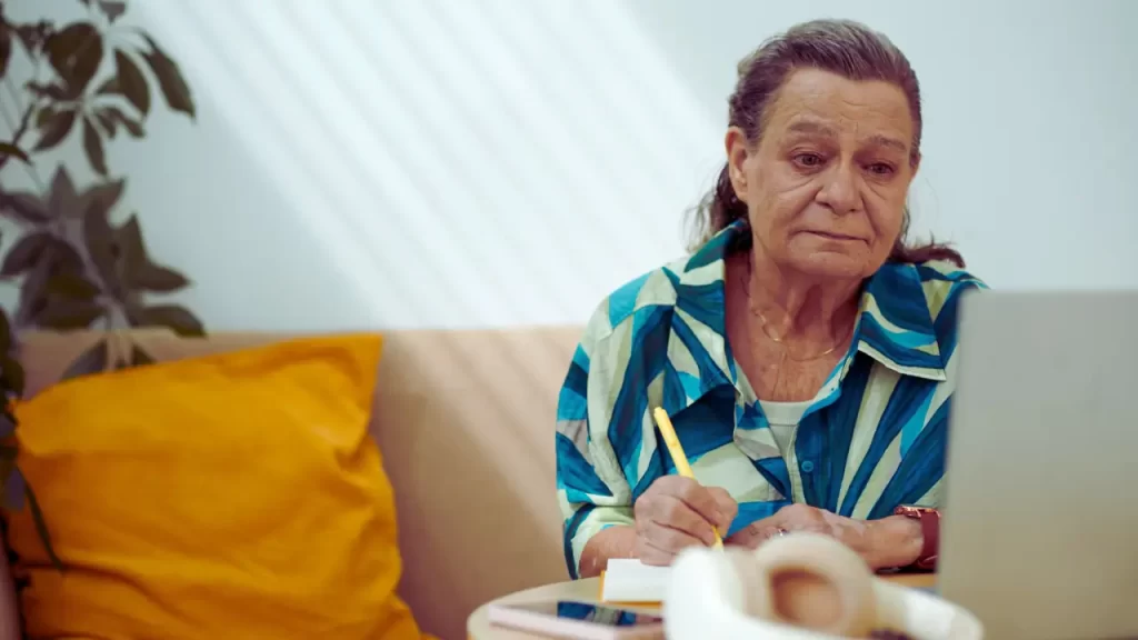 profissional 50+ estudando para se recolocar no mercado de trabalho