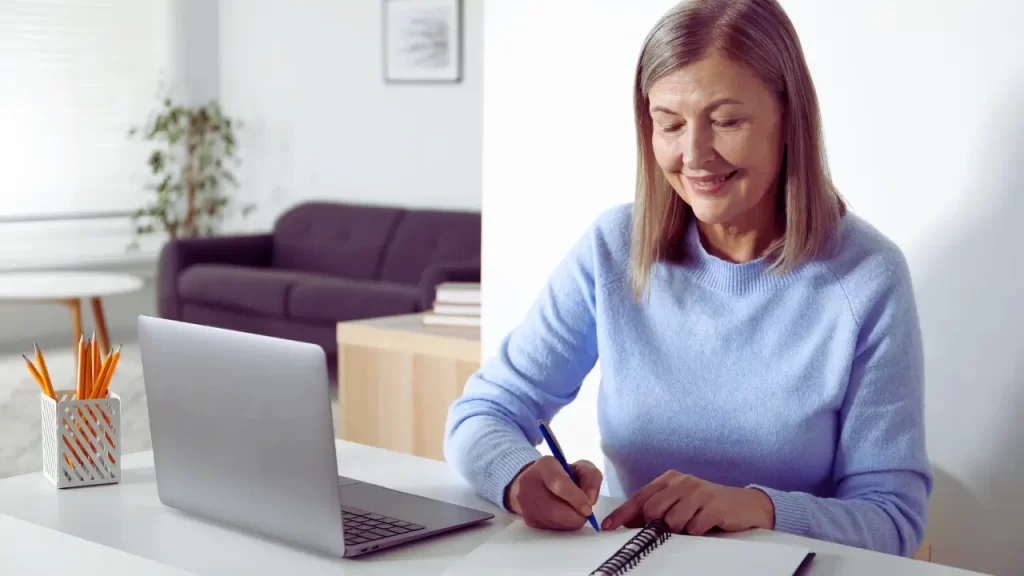 profissional 50+ se atualizando e estudando novas habilidades