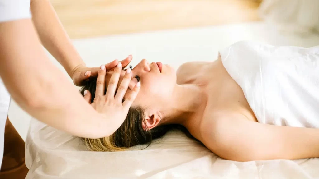 Hotel de bem-estar com spa e estrutura para relaxar durante a viagem